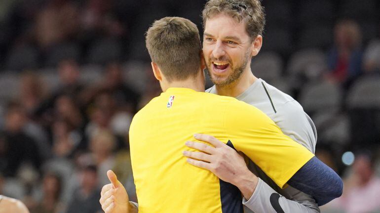 Gasol abraza a Juancho en un partido amistoso de pretemporada