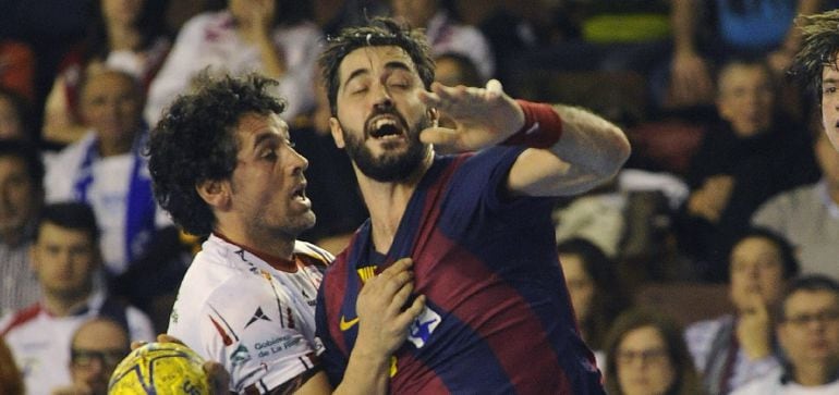 El jugador del FC Barcelona Raul Entrerríos es defendido por Juanín García del Naturhouse La Rioja, durante el partido de la semifinal de la Copa Asobal de balonmano disputado esta tarde en el Palacio Municipal de Deportes, en León.