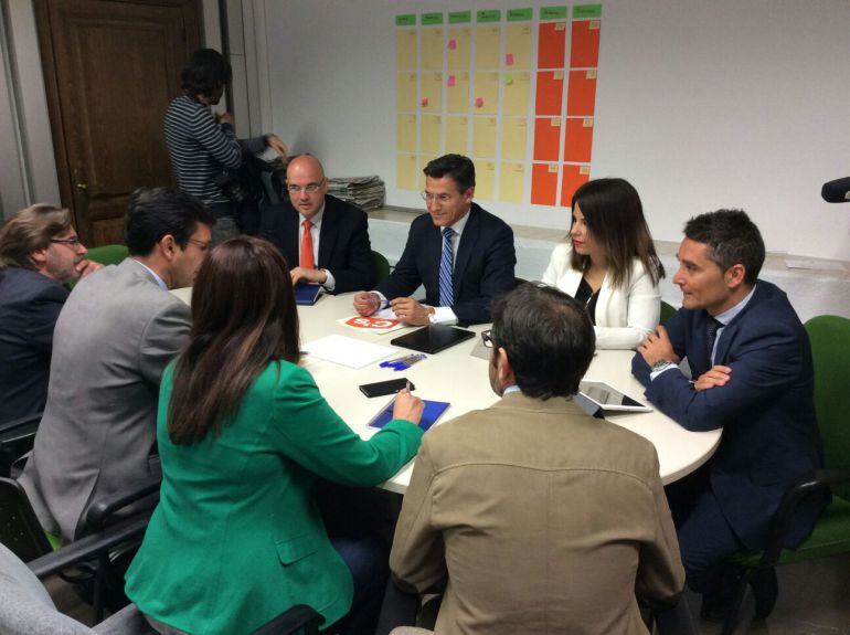 Reunión que han mantenido hoy los grupos de Ciudadanos y el PSOE.