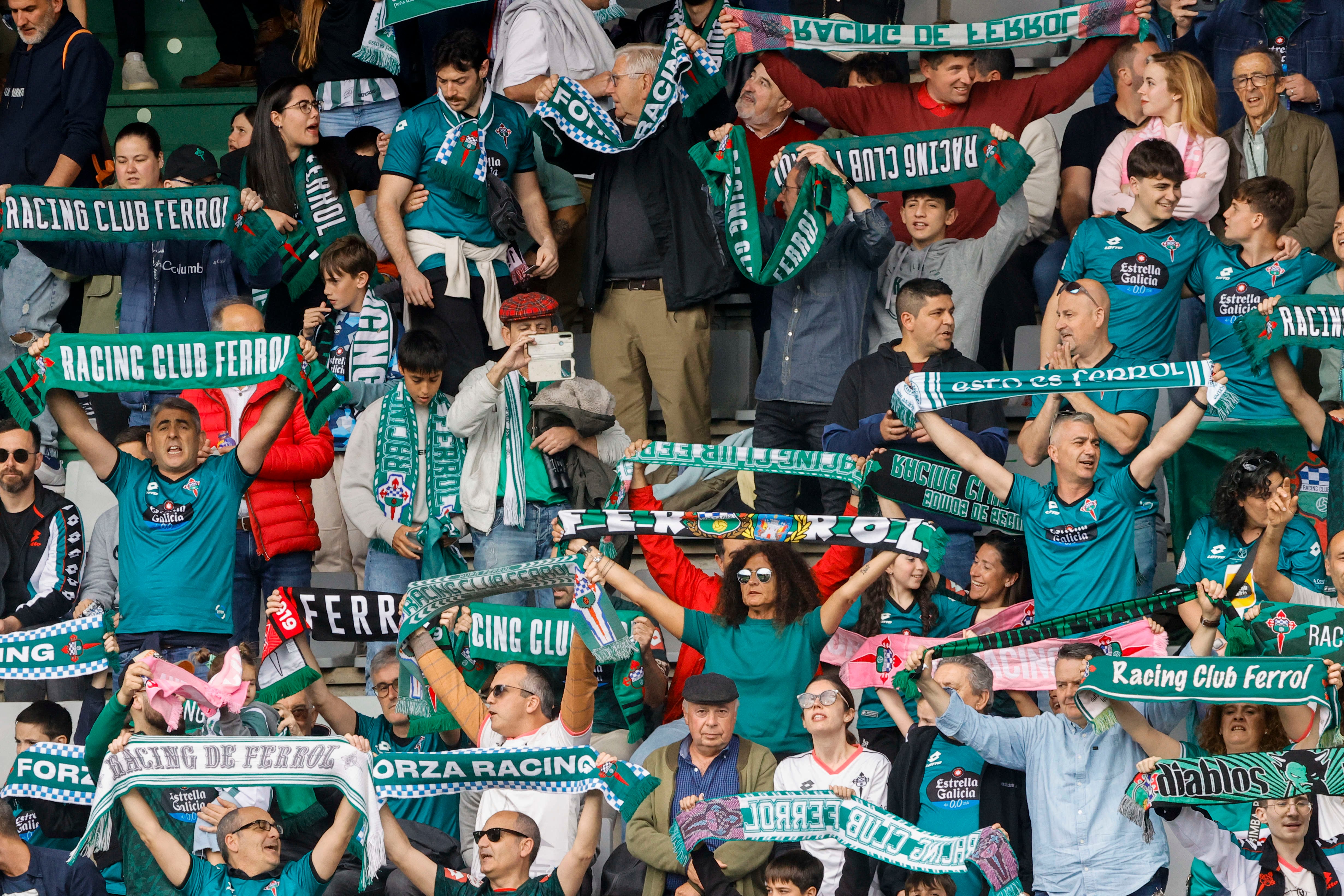 Imagen de archivo de aficionados del Racing durante un partido de este año en A Malata (foto: Kiko Delgado/EFE)