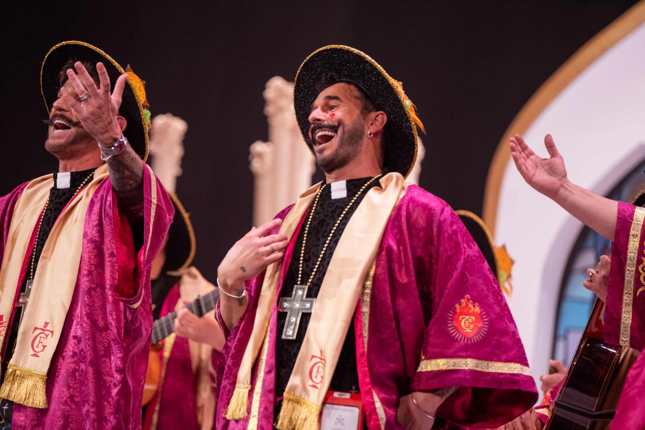 La Chirigota &#039;Que sea lo que dios quiera&#039;, del pregonero Antoñito Molina. Foto: Ayuntamiento de Cádiz.