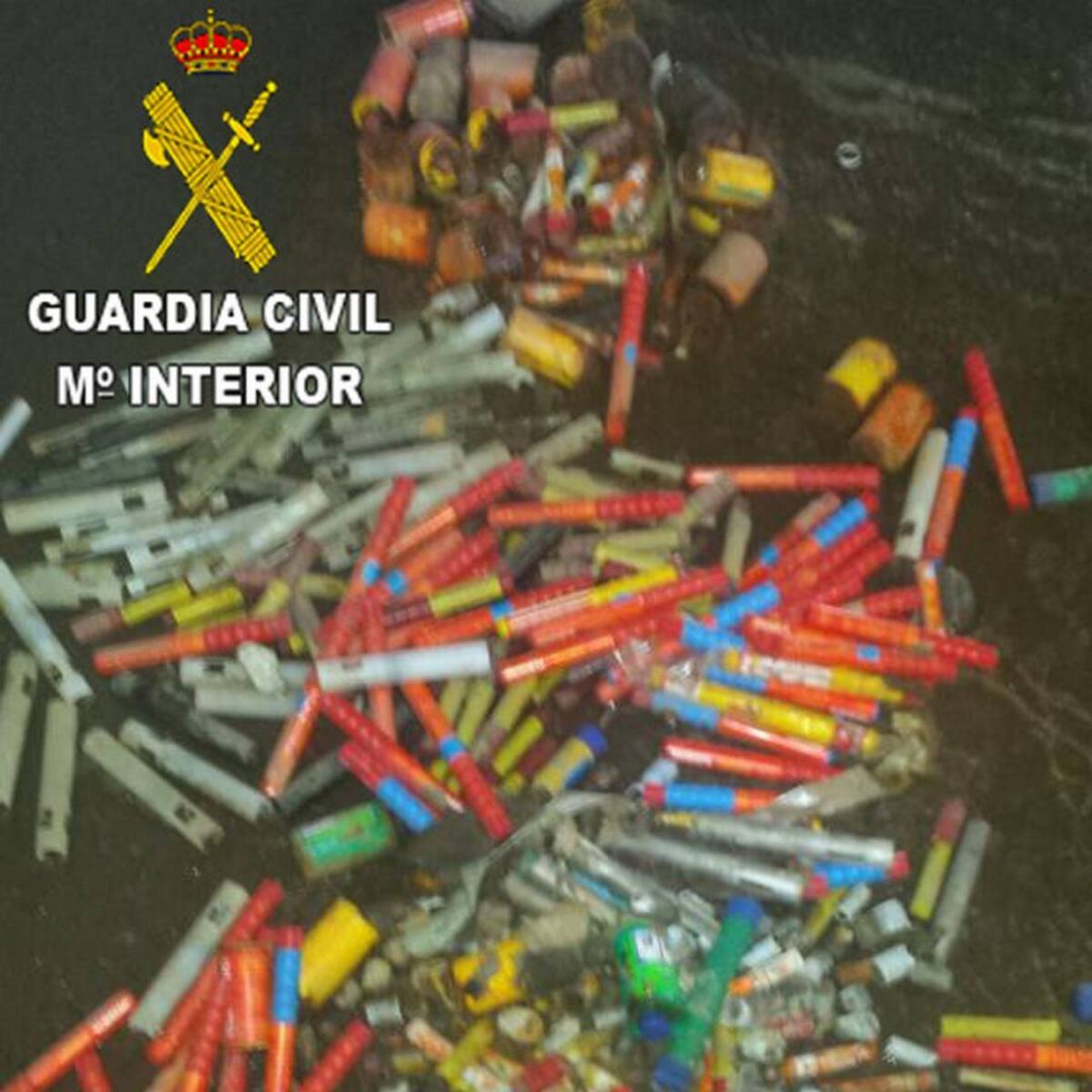 La Guardia Civil de Oliva interviene más de 700 bengalas almacenadas de forma ilegal