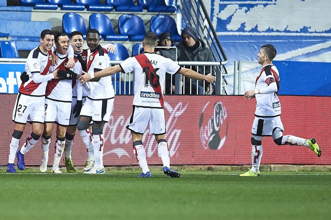 Los jugadores del Rayo celebran el gol de la victoria ante el Alavés