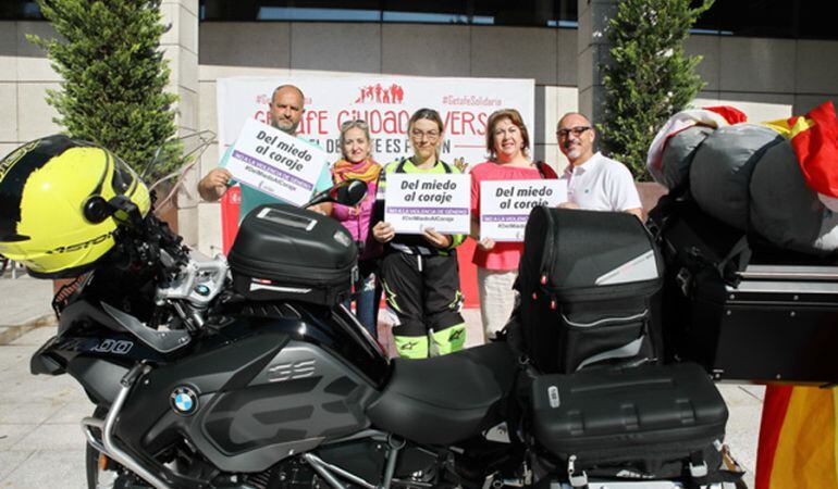 Ana Blázquez  ha partido a Noruega con su moto con el mensaje &#039;Del miedo al coraje&#039;, para reinvidicar los derechos de las mujeres.