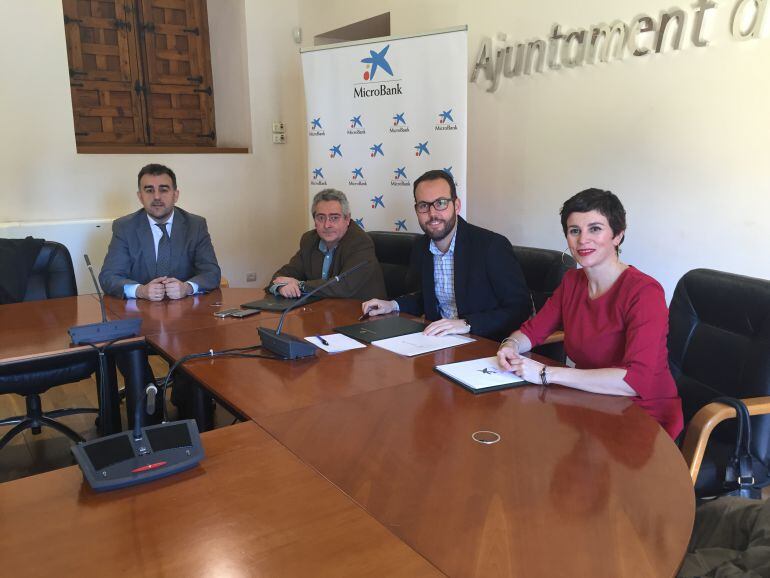 La firma del convenio se ha hecho en la Sala del Consell