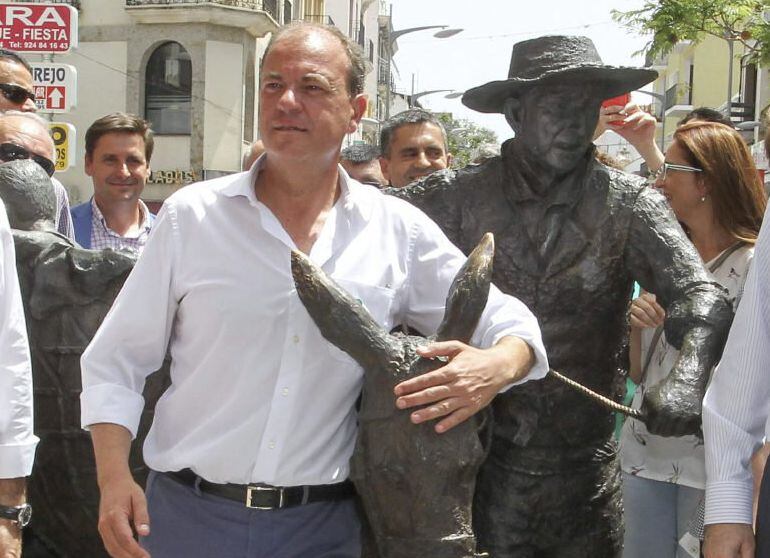 José Antonio Monago, durante un paseo electoral por las calles de Villanueva de la Serena