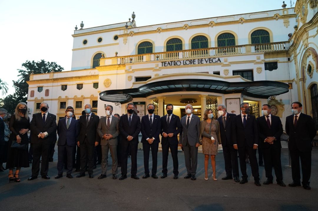 El presidente de la Junta, Juan Manuel Moreno, en la presentación del centenario de la Agrupación de Cofradías de la Semana Santa de Málaga, en el Teatro Lope de Vega en Sevilla, junto a los alcaldes de Sevilla y Málaga, consejeros de la Junta y representes de las cofradías de ambas ciudades