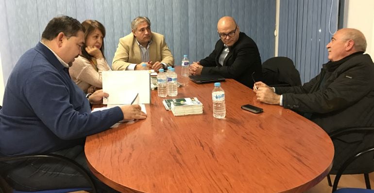 La concejala socialista, María del Mar Shaw, y el portavoz del PSOE, Manuel Fernández, con miembros de la asociación de empresarios del Polígono de los Olivares.