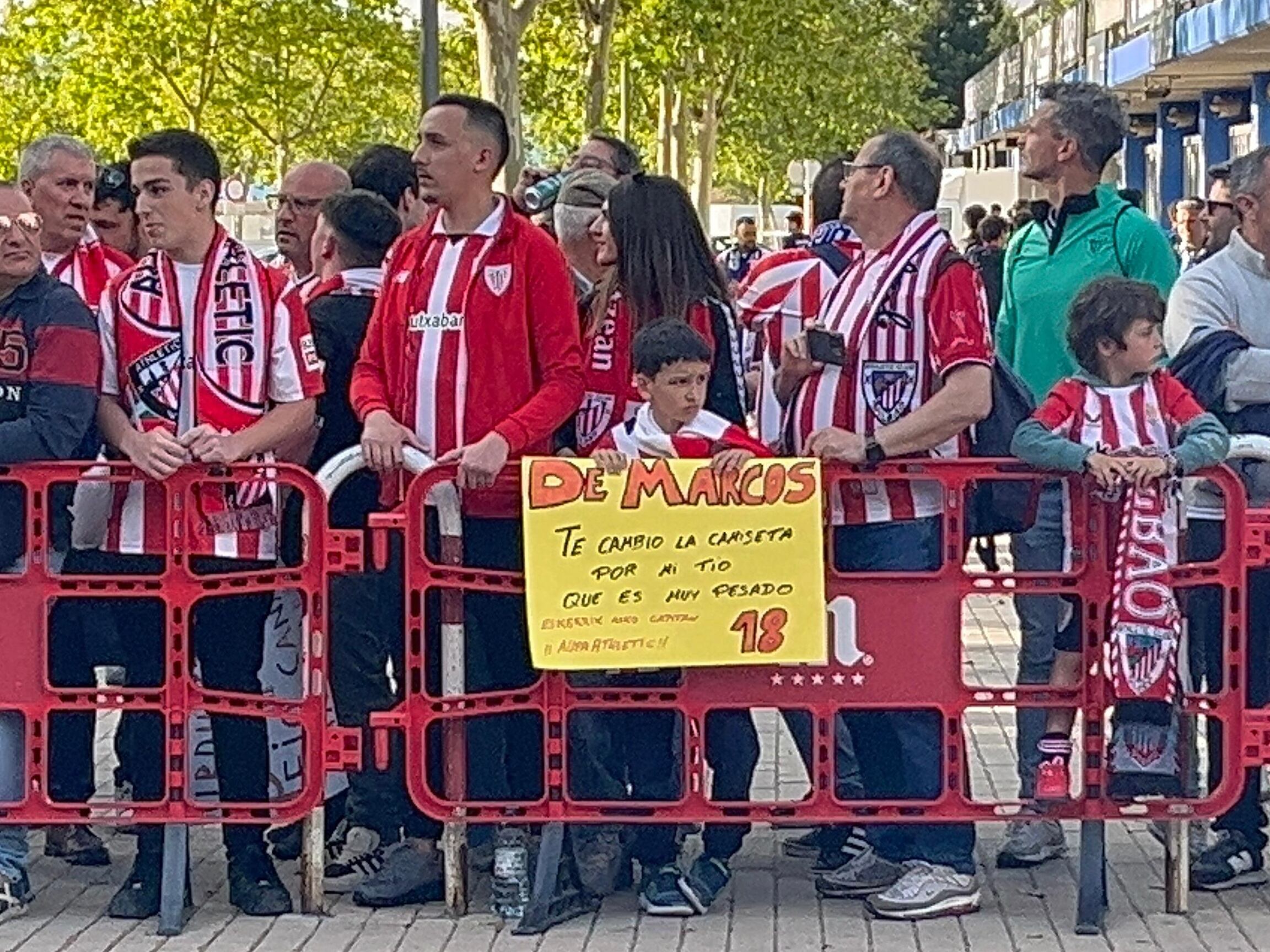 Un joven aficionado del Athletic pide la camiseta de De Marcos por este curioso trueque
