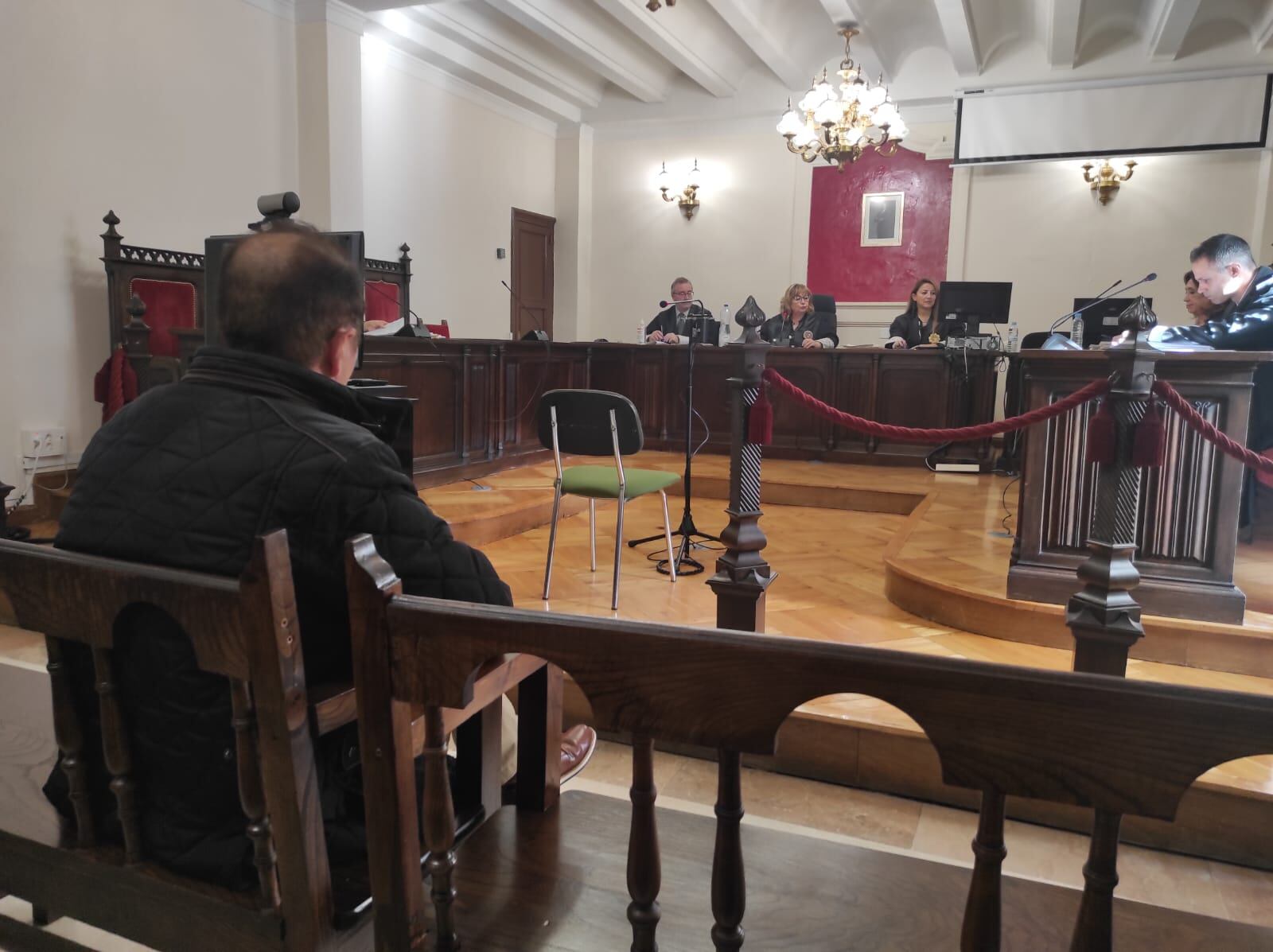 El vecino de San Miguel de la Ribera durante el juicio por abusos sexuales a una menor en la Audiencia Provincial