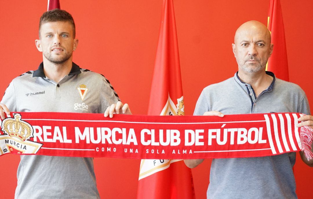 Andrés Carrasco junto a Manolo Molina, director deportivo del Real Murcia