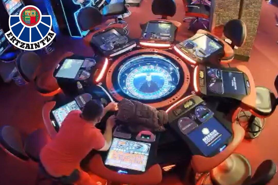 Captura del vídeo de seguridad de la ruleta con el presunto implicado en la estafa
