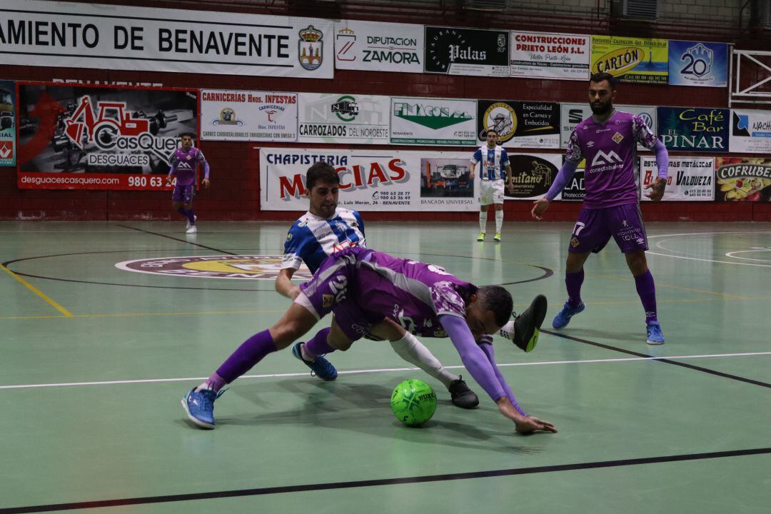 Vilela defiende la pelota ante la defensa del Benavente.