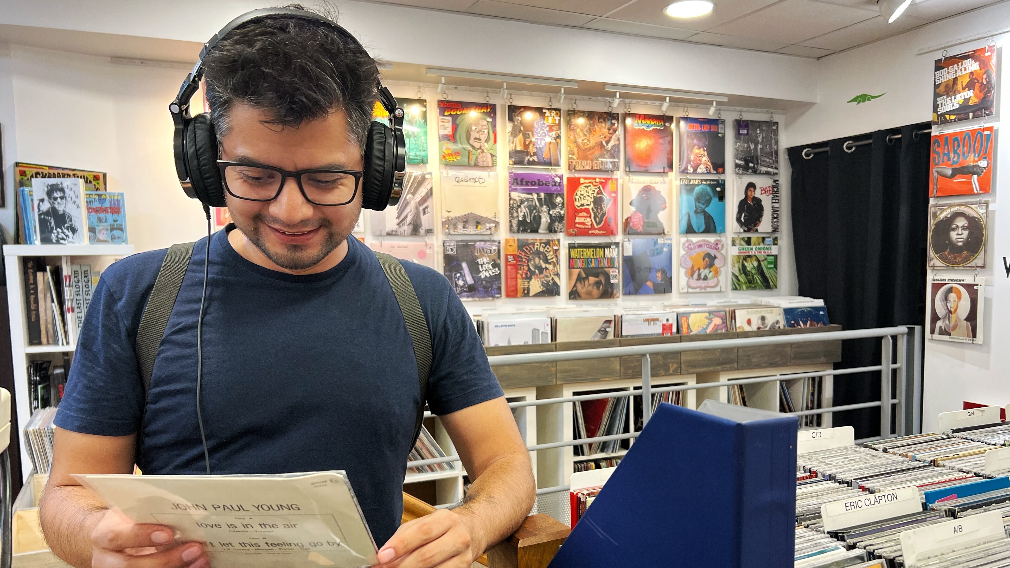 Gustavo López presenta de lunes a viernes, en Hoy por Hoy Elda Vinalopó, canciones especiales.