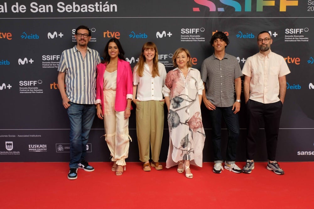 El director junto al reparto de la película