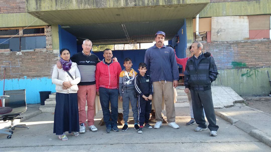 Pepe con la familia rumana desahuciada hace unas semanas de las antiguas naves de Calmante Vitaminado 