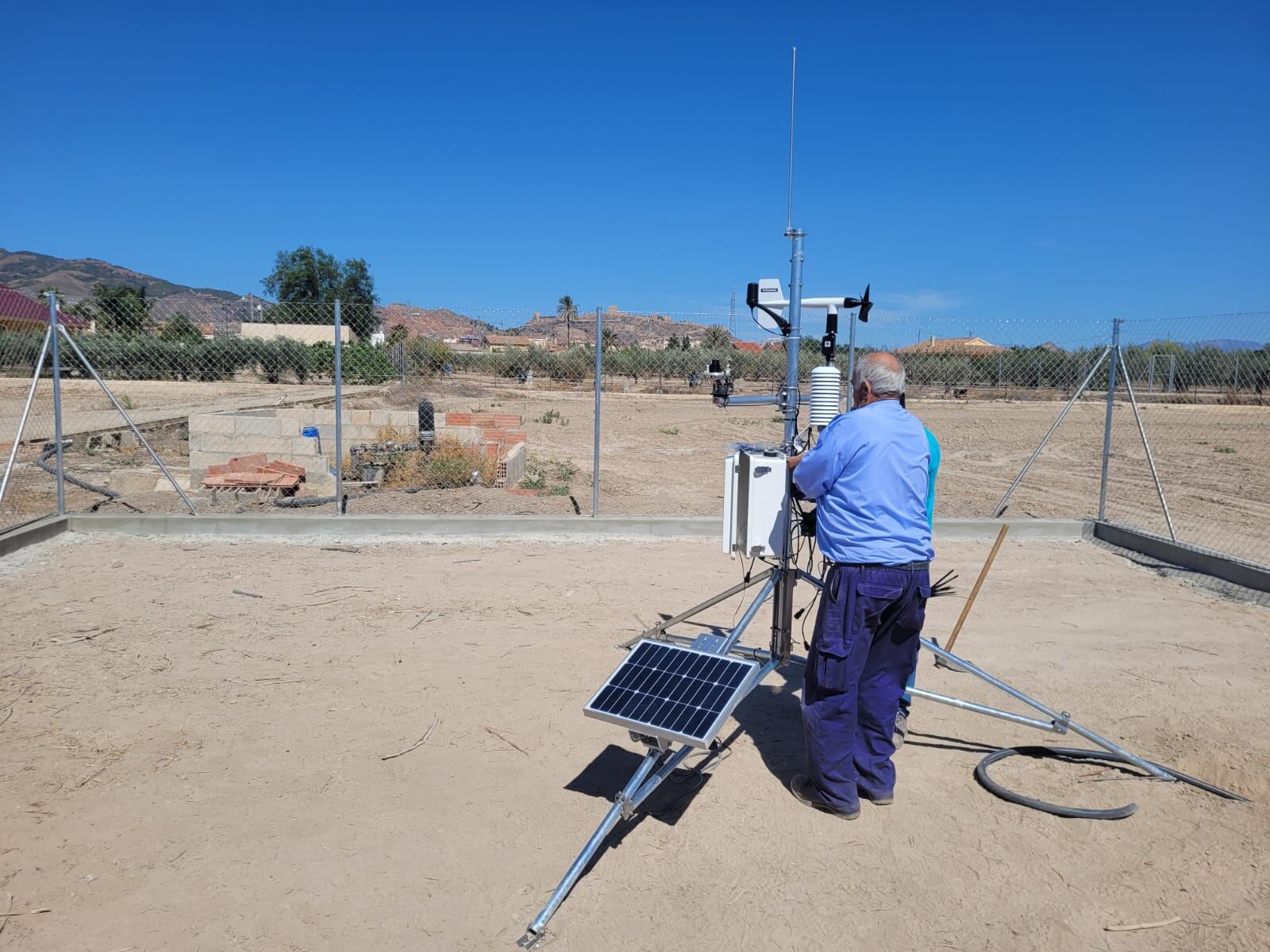 Imagen de la nueva instalación agrometeorológica instalada en una finca experimental del Cifea de Lorca.