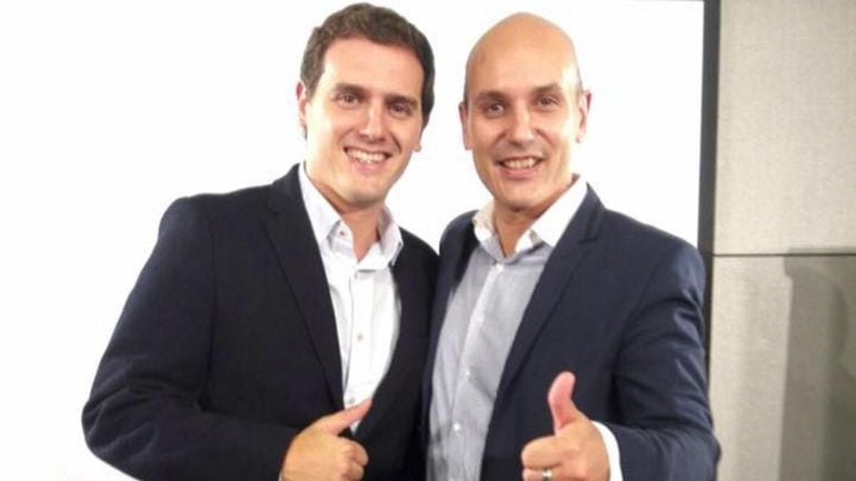 El líder nacional de Ciudadanos, Albert Rivera, con el ya ex candidato en León, Sadat Maraña