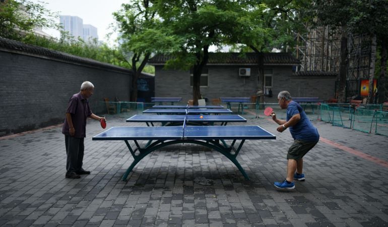 Dos mayores practicando ping pong