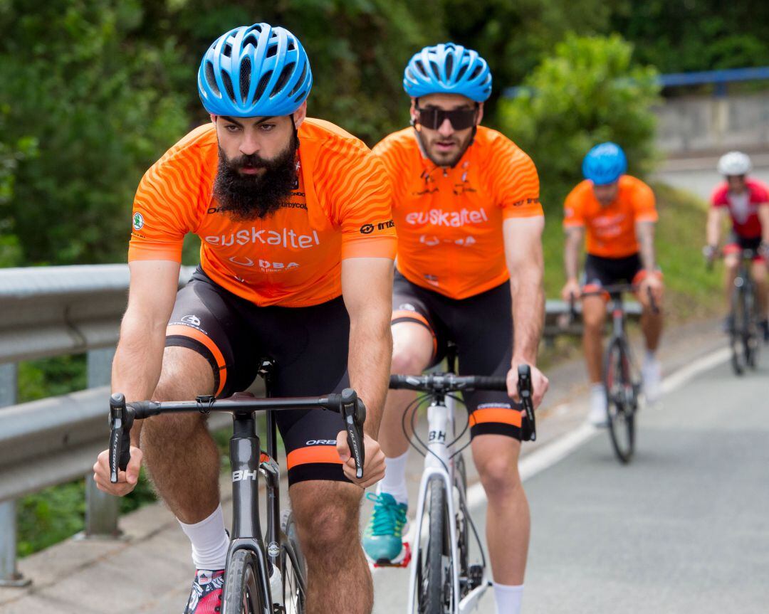 Los jugadores del Athletic cambian el balón por la bicicleta