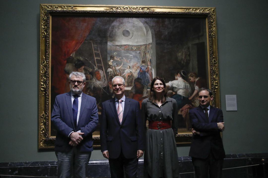 Miguel Falomir (i), el responsable financiero de American Express en Europa, Tomás Fernández (2i), la directora ejecutiva de la Asociación de Amigos Estadounidenses del Museo del Prado,Christina Simmons (2d) y el jefe de conservación de Pintura Española Javier Portús (d) durante la presentación del nuevo proyecto de instalación museográfica de la obra &quot;Las Hilanderas&quot; de Velázquez en dicha pinacoteca en Madrid este jueves. 