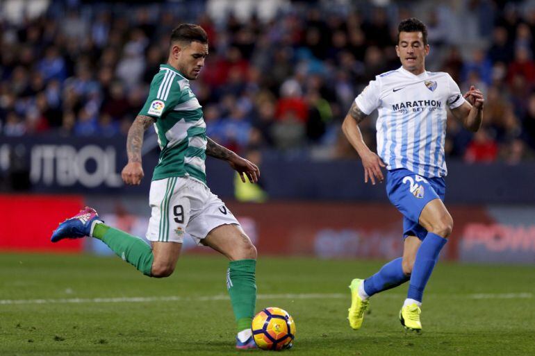 El delantero paraguayo del Betis Antonio Sanabria dispara a puerta para conseguir el segundo gol del equipo frente al Málaga CF.