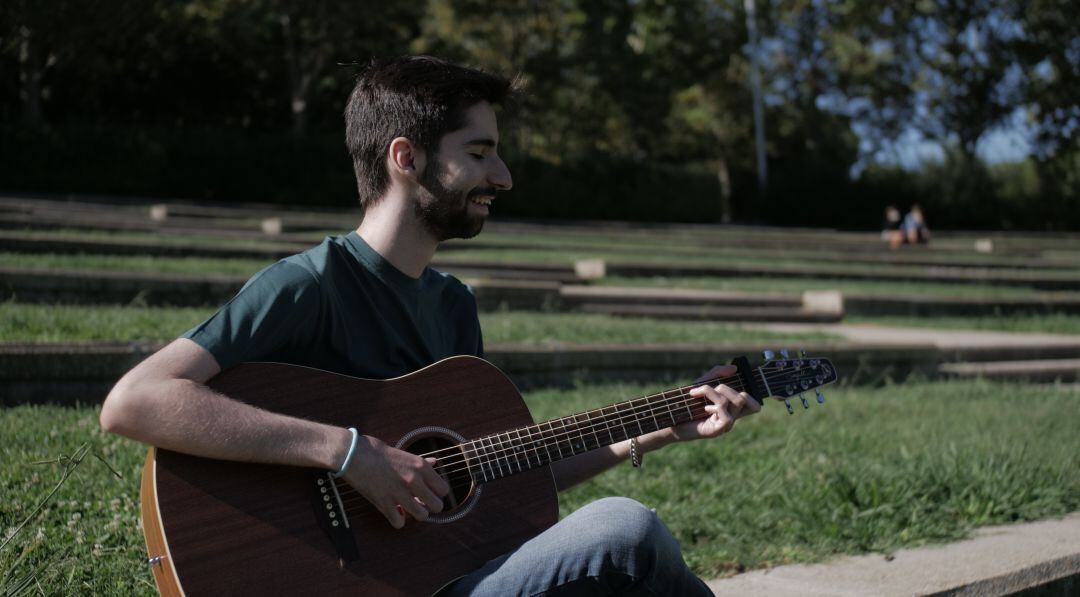 Javivy García con su guitarra en el videoclip de &#039;Dime quién&#039;.