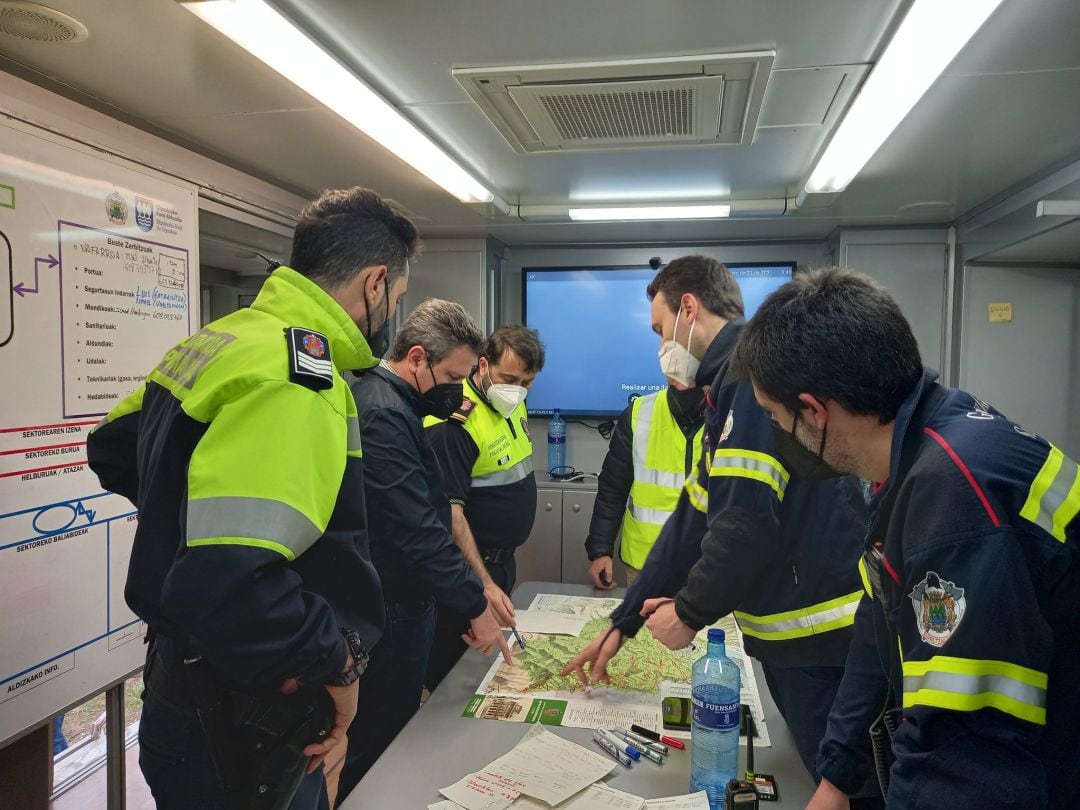 Los diferentes efectivos se coordinan para controlar el incendio que continua sin control en territorio guipuzcoano 