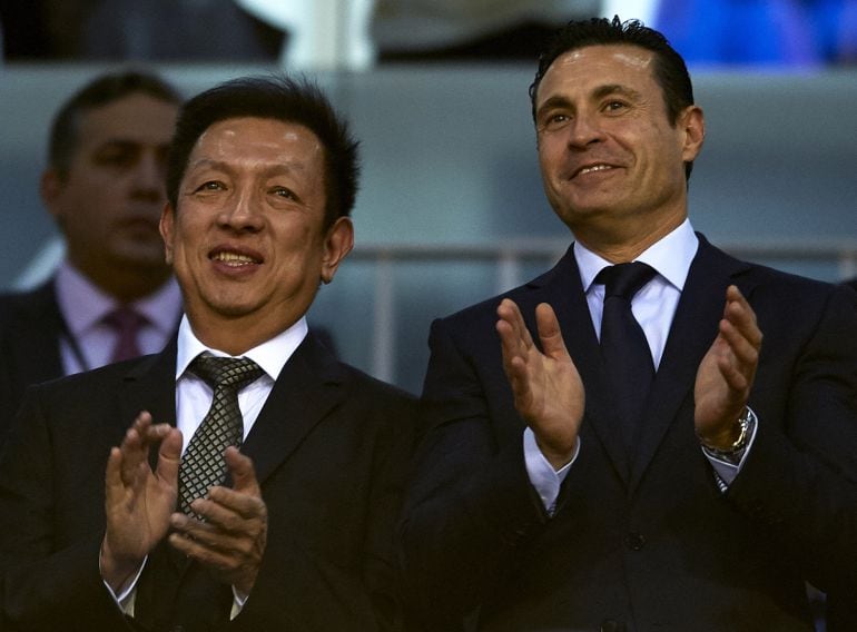 VALENCIA, SPAIN - OCTOBER 25:  New owner of Valencia CF Peter Lim (L) and president of Valencia CF Amadeo Salvo applaud prior to the start of the La Liga match between Valencia CF and Elche CF at Estadio Mestalla on October 25, 2014 in Valencia, Spain.  (