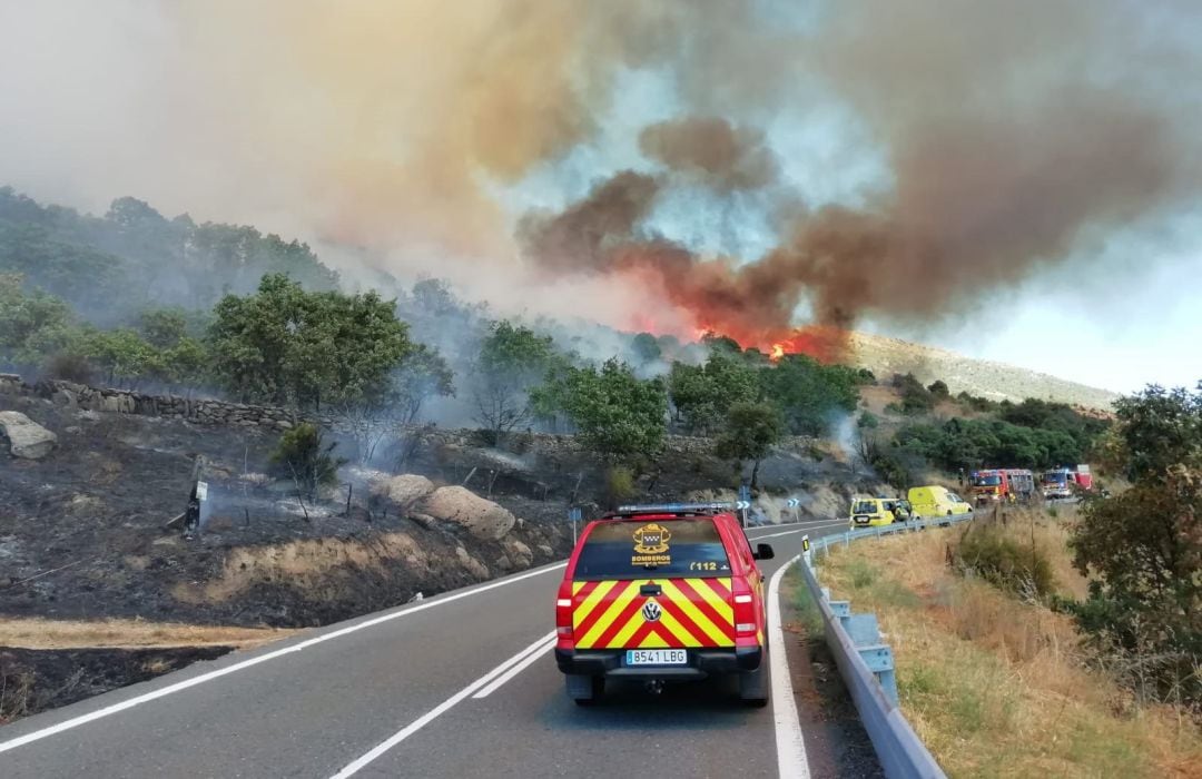 Vista del incendio declarado el pasado domingo en la localidad madrileña de Robledo de Chavela, donde continúan trabajando medios aéreos y terrestres de bomberos.