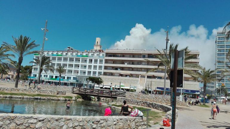 La columna de fum ha fet saltar l'alarma a tota la localitat.