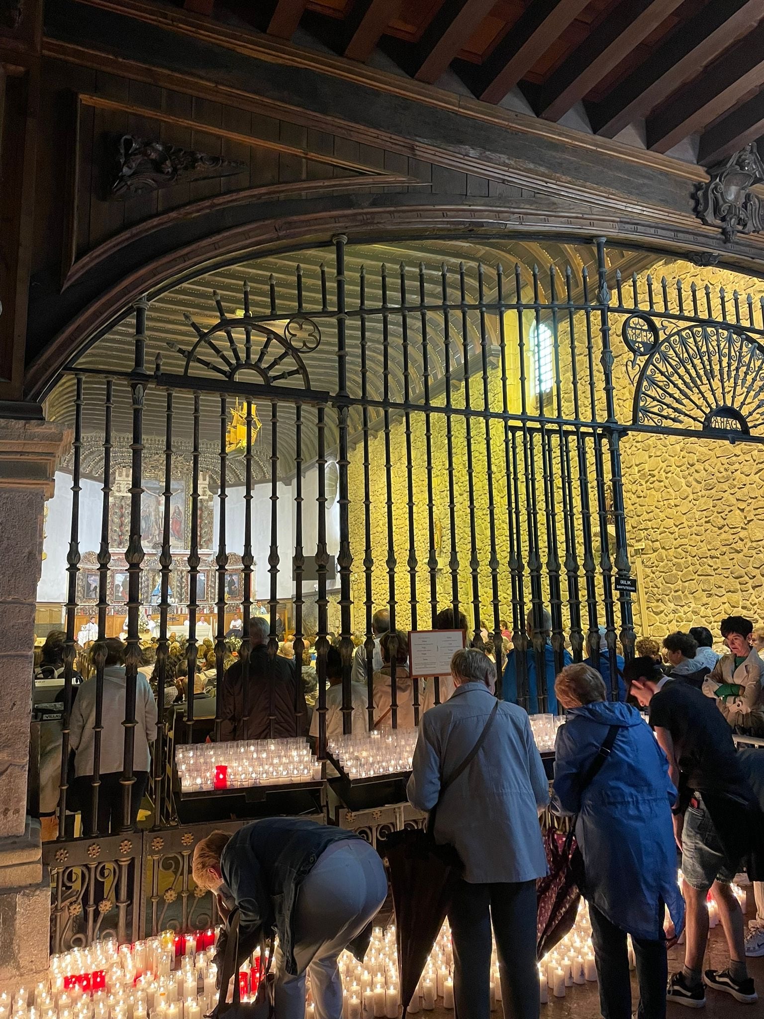 Visitantes al Santuario de Arrate en este 8 de septiembre encienden velas