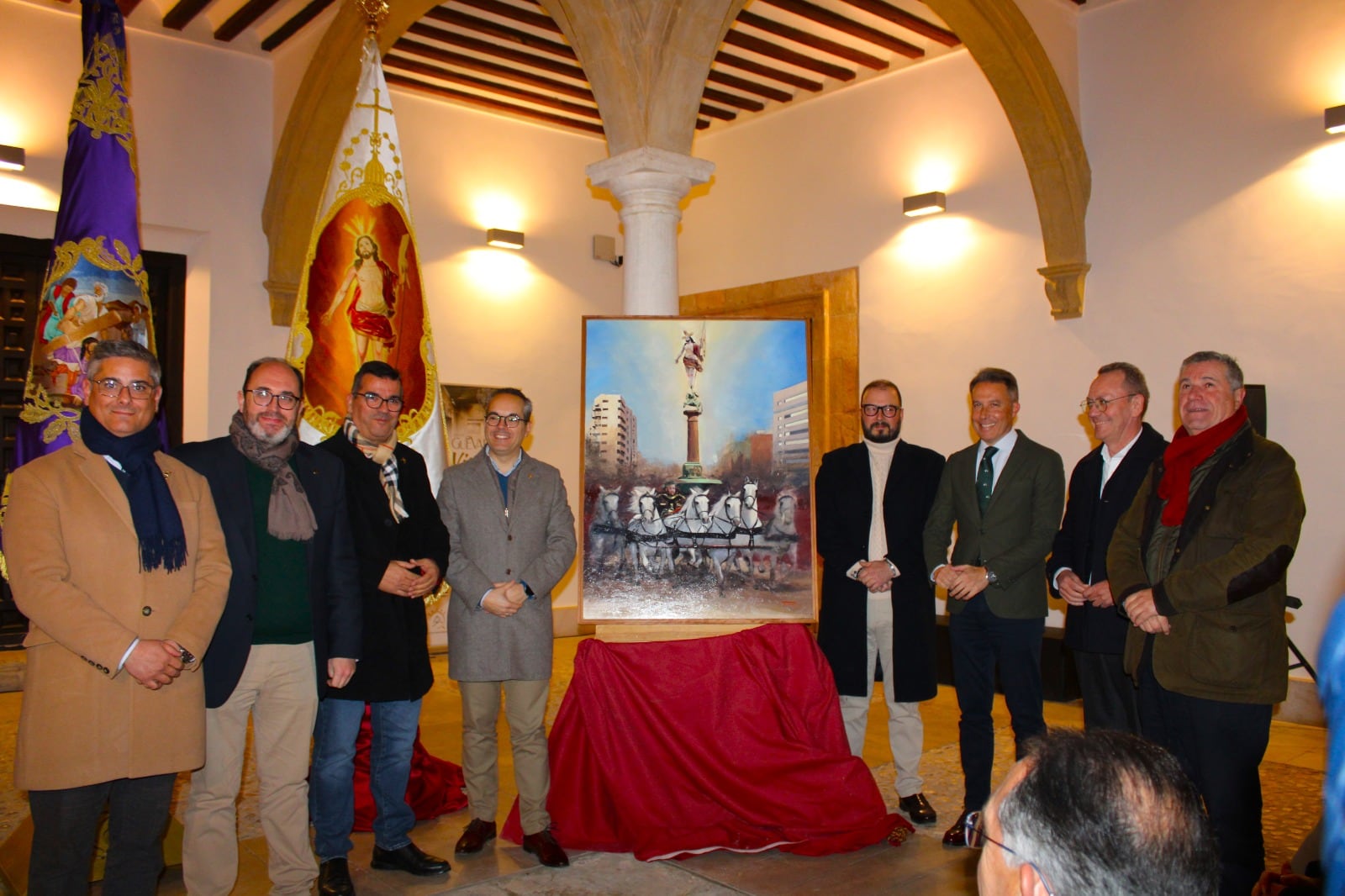 El cartel versiona la Semana de Pasión lorquina con una composición piramidal en la que cobra protagonismo un carro al galope por la carrera principal con el monumento procesionista al fondo