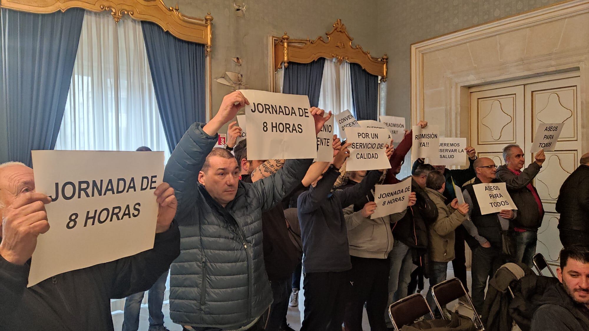 Protesta en el Pleno de Alicante de los conductores de La Alcoyana