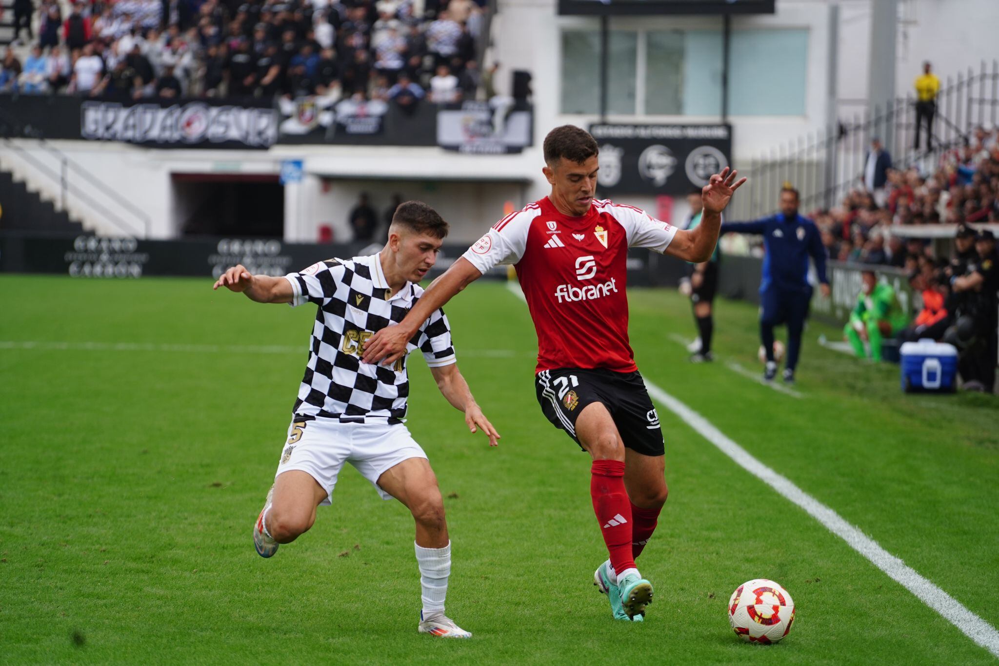 Cadete, jugador del Real Murcia, defiende un balón contra el Ceuta