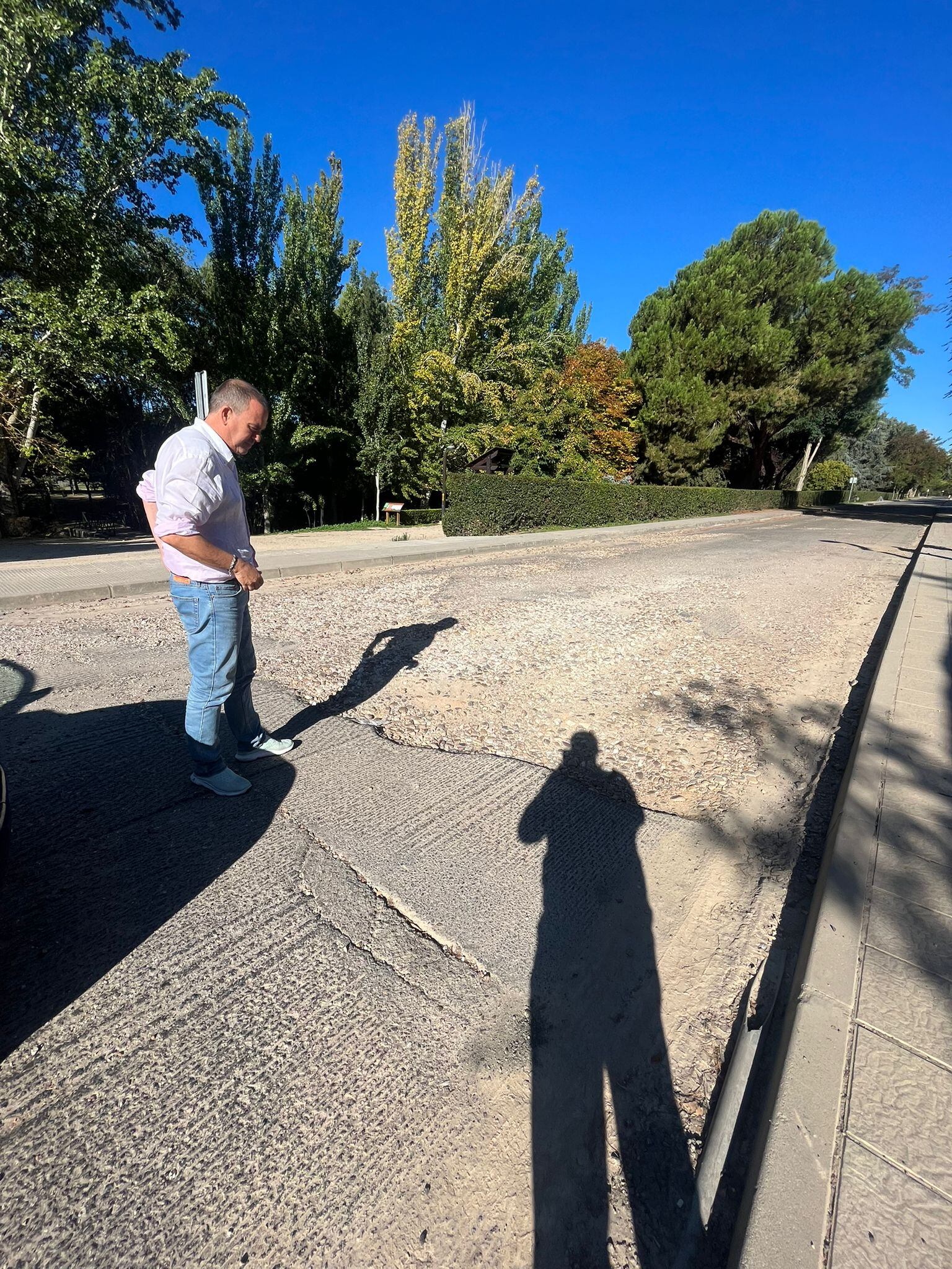 Francisco Requejo en la carretera de acceso a los campos de fútbol