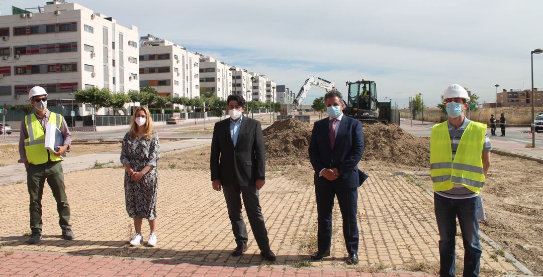 David Pérez, consejero de Vivienda, y Ramón Jurado, alcalde de Parla, en el centro, durante la visita a las obras que ha tenido lugar este martes.