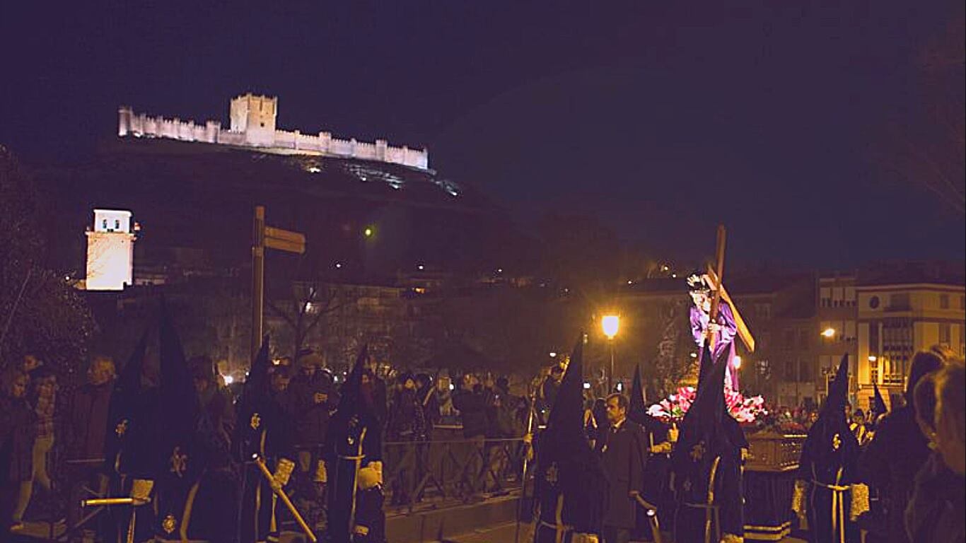 La Semana Santa de Peñafiel y uno de sus pasos, el del Nazareno, con el Castillo de la Villa detrás