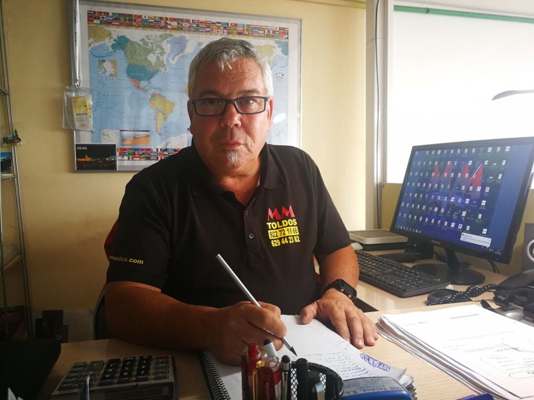 Marcelo, propietario de MM Toldos, en el municipio de Arona, al sur de Tenerife