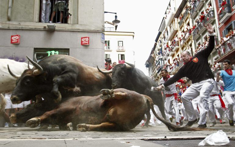 -FOTODELDIA- GRA006 PAMPLONA, 08/07/2015.- El segundo encierro de los sanfermines, con toros de El Tajo y la Reina, ha sido rápido, limpio y bonito en unas calles de Pamplona con numerosos corredores. Con un toro negro liderando la manada, la ganadería de