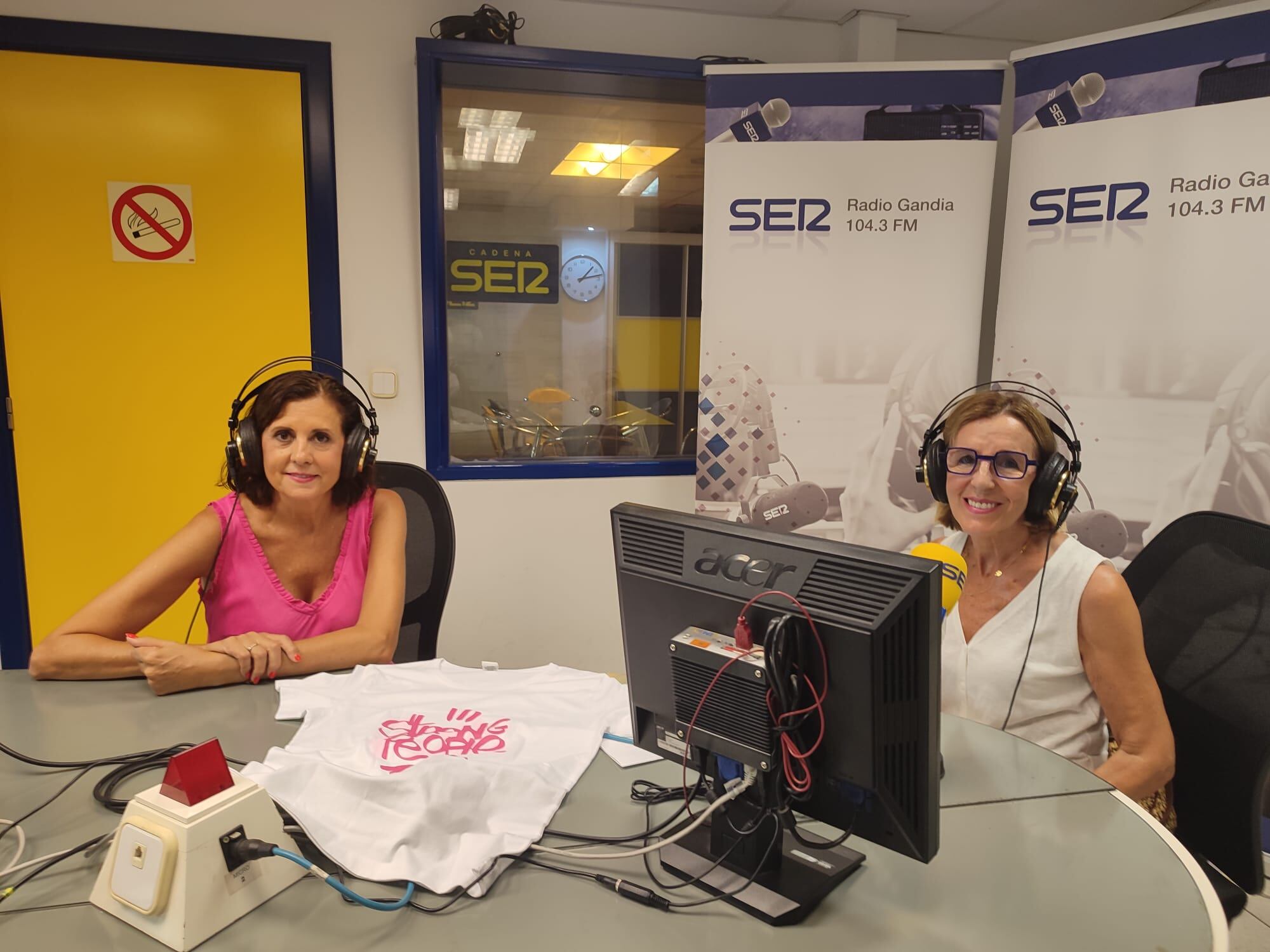 Silvia Riera y Concha Monrábal, en los estudios de Radio Gandia SER.