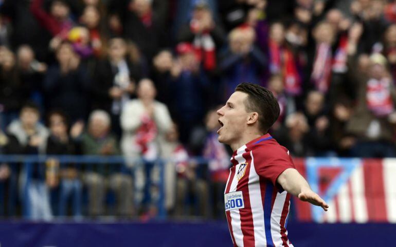 Gameiro celebra un gol con el Atlético.