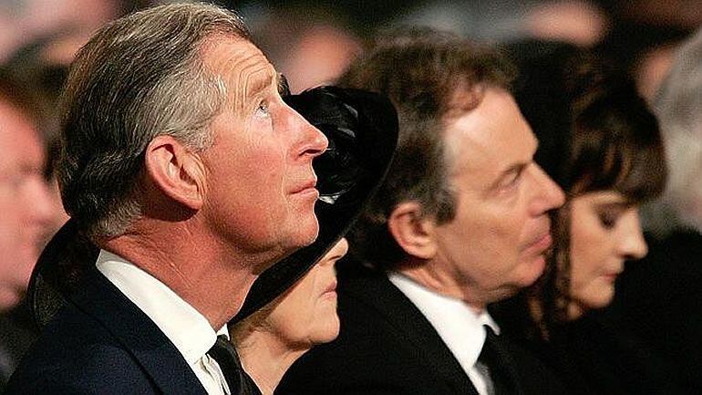 El príncipe Carlos y Tony Blair en una foto de archivo.