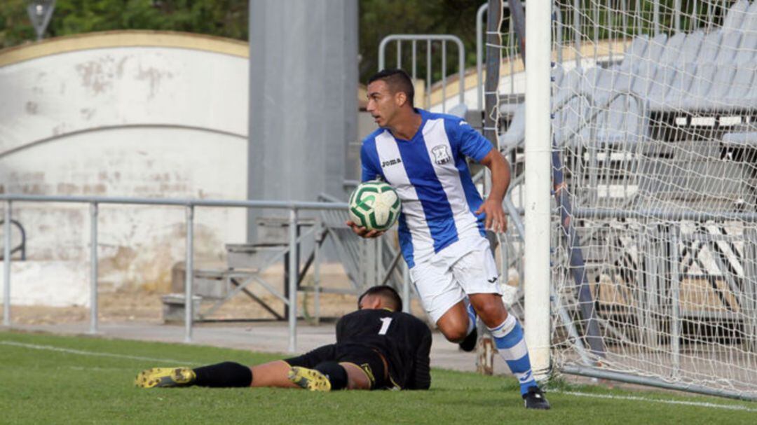 Juan Rosillo celebrando uno de sus goles en La Juventud