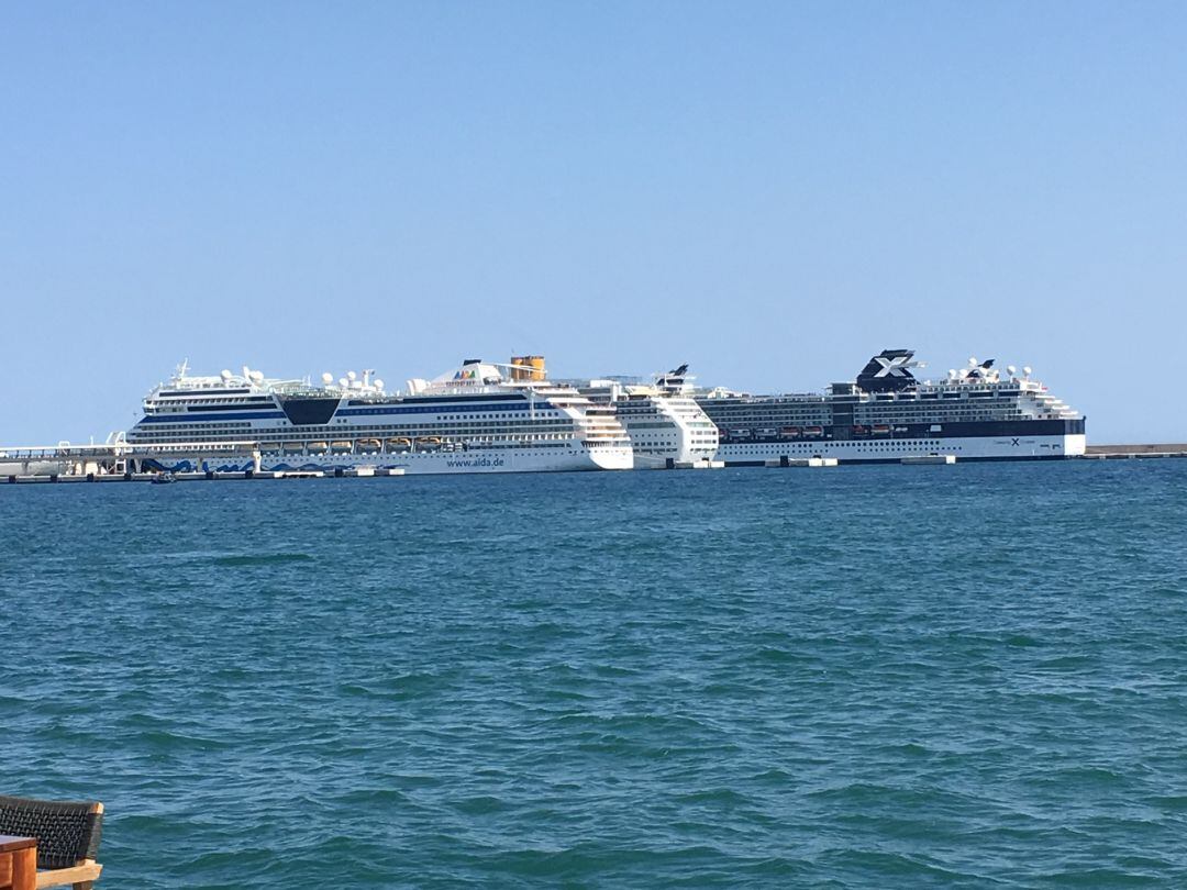 Cruceros atracados en el Puerto de Ibiza