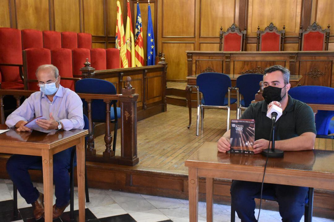 Miguel Ferrándiz, de la AAMA, y Raül Llopis, concejal de Cultura, en la presentación de la Semana Grande del Piano