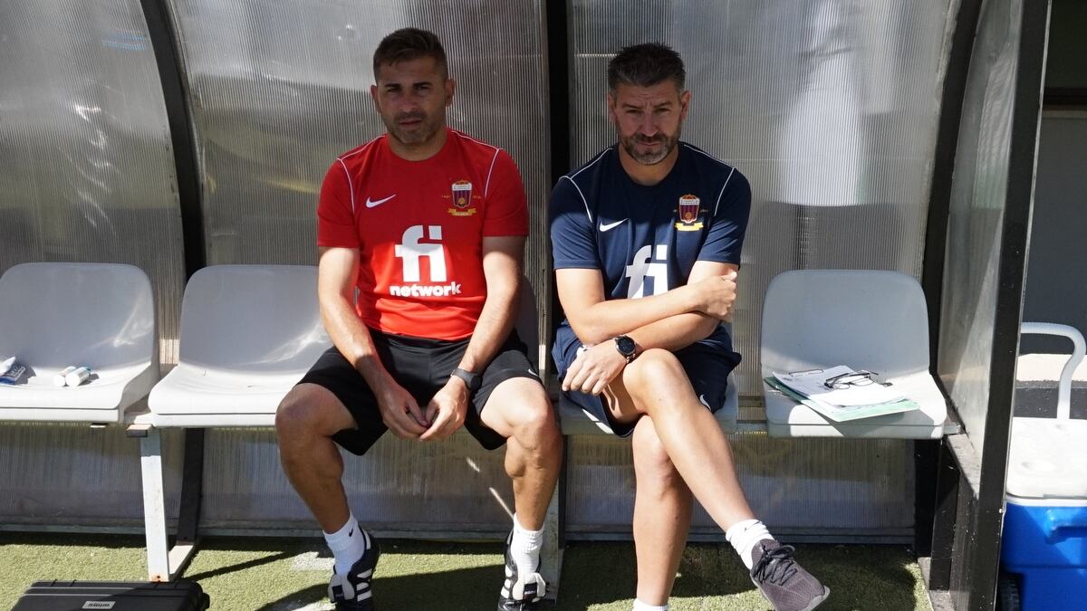 Fernando Estévez, entrenador del Eldense, con su segundo, Antonio Castaño (I)