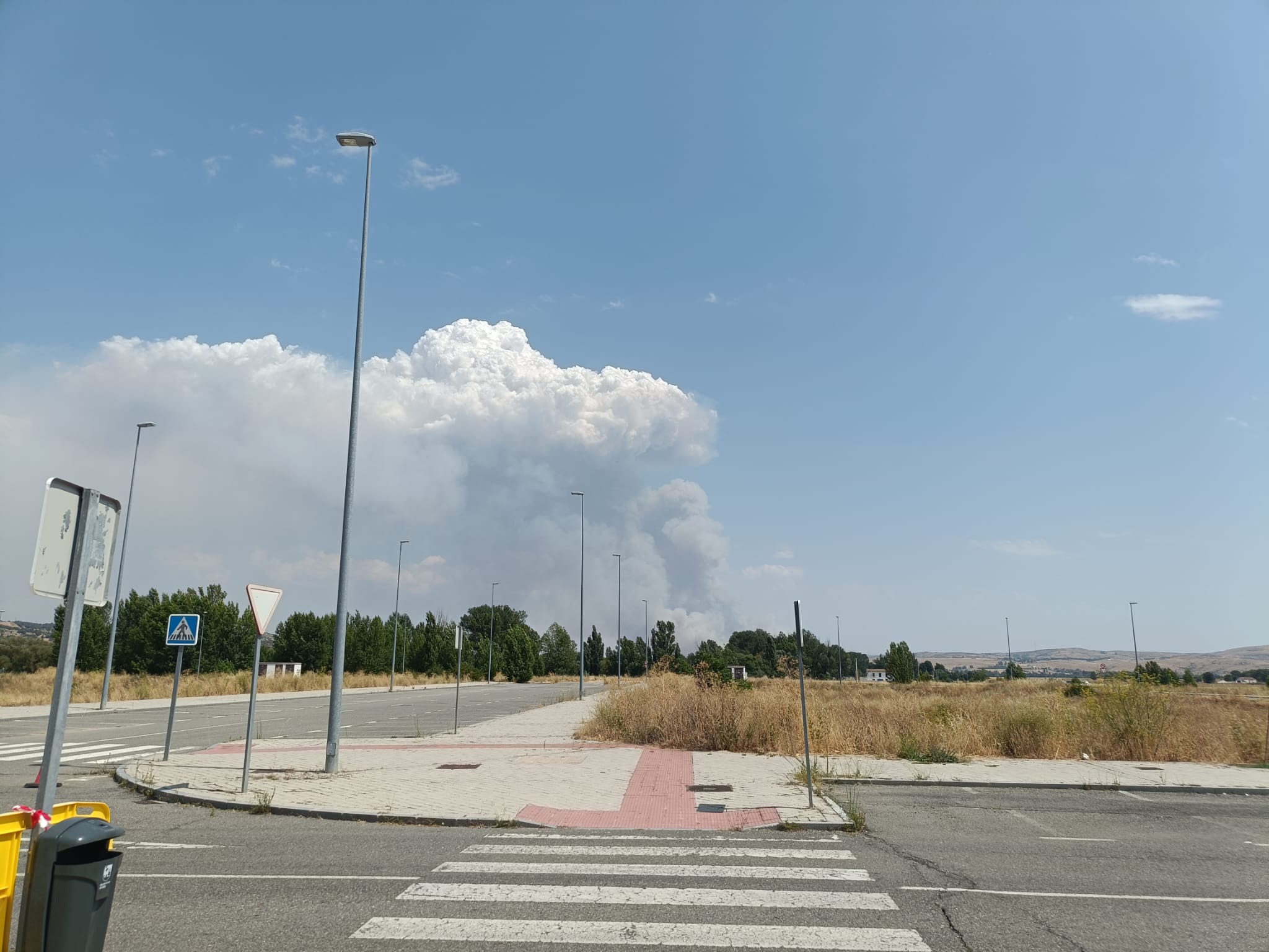 Humo del Incendio El Herradón de Pinares desde Ávila capital./SER Ávila