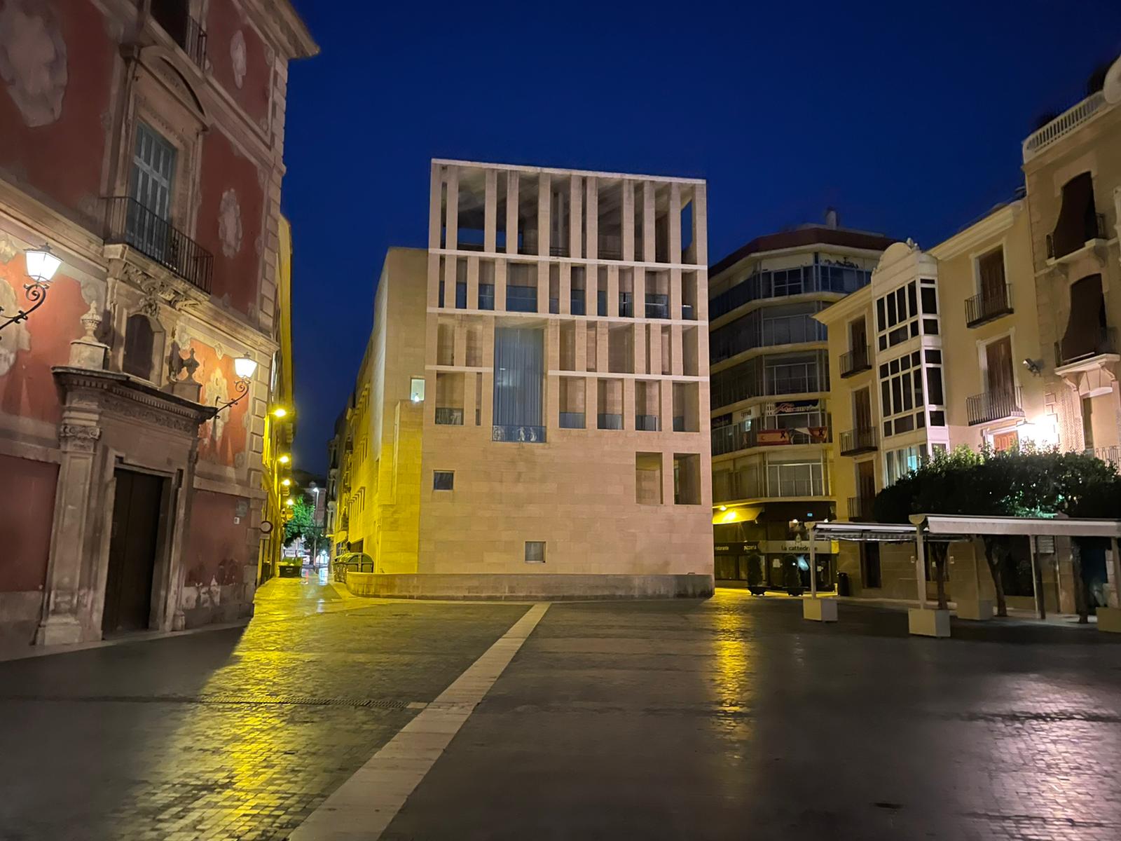 Imagen de madrugada del edificio Moneo en plena plaza del Cardenal Belluga de Murcia