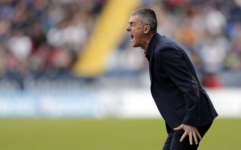 GRA106. VALENCIA, 25/10/2015.- El técnico del Levante UD, Lucas Alcaráz, grita a sus jugadores durante el partido ante la Real Sociedad correspondiente a la novena jornada de Liga jugado esta tarde en el estadio Ciutat de Valencia. EFE/Manuel Bruque